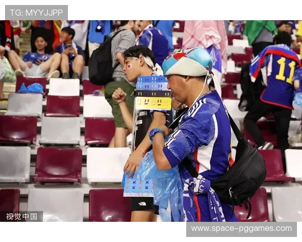 球迷自发清理看台，环保倡议响应